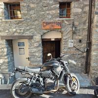 Yamaha XSR 700 con borse laterali