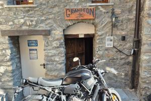 Yamaha XSR 700 con borse laterali