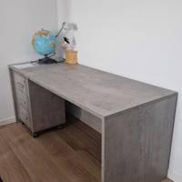 Scrivania grande con cassettiera