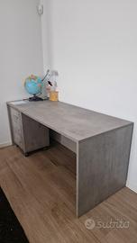 Scrivania grande con cassettiera