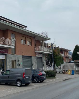 Locale uso ufficio/negozio fronte strada statale