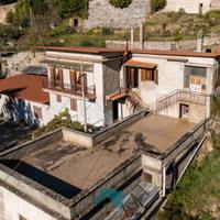 Villa bifamiliare ampia metratura con giardino