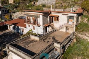 Villa bifamiliare ampia metratura con giardino