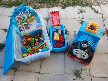 TRENINO THOMAS , SET CON TRENO, CARRELLO E COSTRUZ