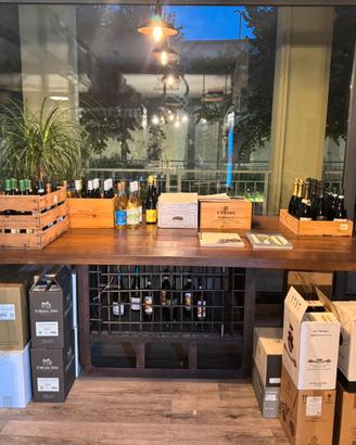 Tavolo artigianale in legno con cassone porta vino