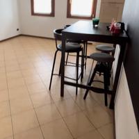 Tavolo alto con sedie