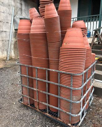 Vasi in plastica color terracotta