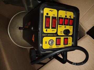 Flash da studio vintage con luce pilota.