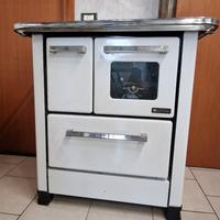 Stufa a legna con piano in ghisa