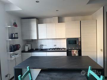 Cucina completa con ampia isola e elettrodomestici