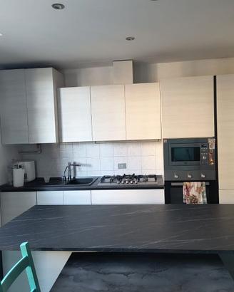 Cucina completa con ampia isola e elettrodomestici