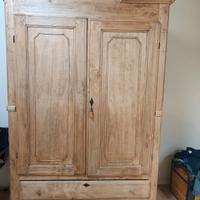 armadio antico in legno dolce