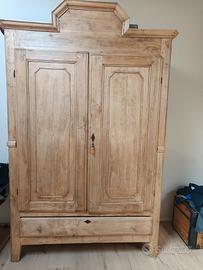 armadio antico in legno dolce