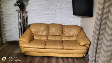 divano vera pelle ,molto resistente 