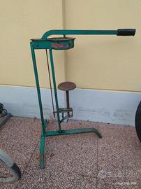 Tappatrice per tappi in sughero MONDIAL