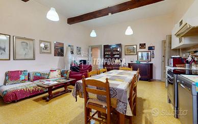 Ampio quadrilocale termoautonomo con garage in cen