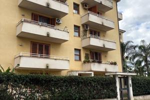 Capaci piano terra con 200 Mq di spazio esterno