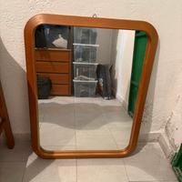 Specchio con cornice in legno