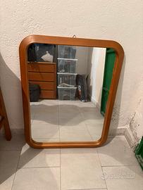 Specchio con cornice in legno