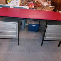 scrivania Olivetti Arco? Piano rosso similpelle