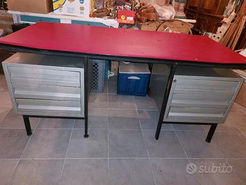 scrivania Olivetti Arco? Piano rosso similpelle