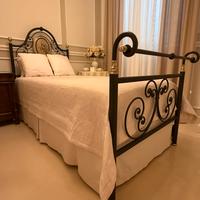 Due letti in ferro battuto dipinti a mano