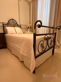 Due letti in ferro battuto dipinti a mano