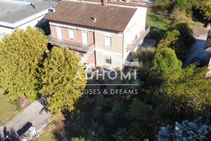 Grande villa divisibile con ampio giardino