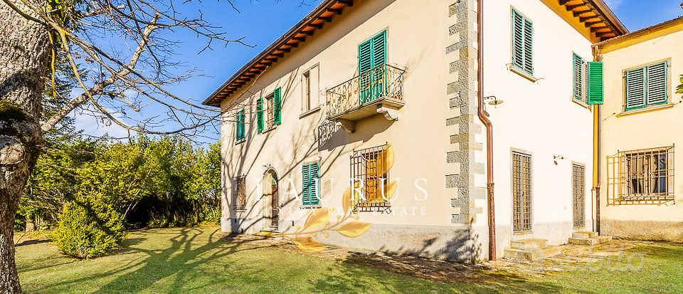 Rustico / Casale di 1000 m² con più di 5 locali e - Altro