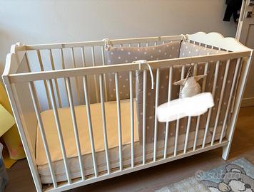 Lettino con sbarre di legno bianco