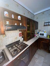 Cucina vintage in legno scuro