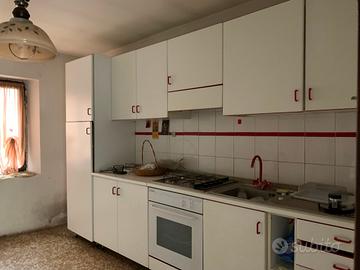 Porzione di casa su tre livelli da ristrutturare