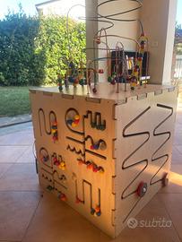 Grade cubo interattivo in legno