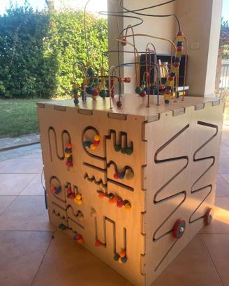 Grade cubo interattivo in legno