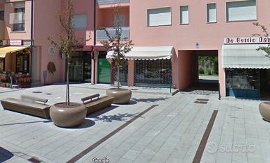 Negozio con vetrina in via di forte passaggio