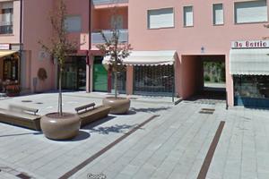 Negozio con vetrina in via di forte passaggio