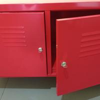 Mobile con sportelli e ripiani