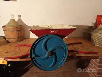 Schiaccia uva in metallo