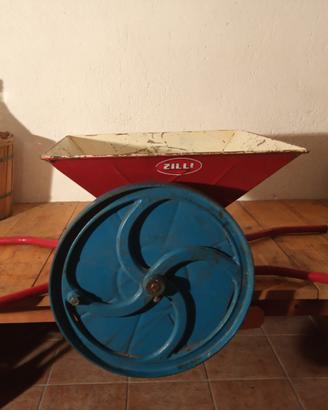 Schiaccia uva in metallo