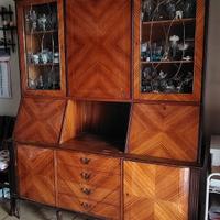 vetrina con quattro cassetti e sette ante 