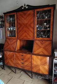 vetrina con quattro cassetti e sette ante 