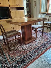 Tavolo in legno e sedie abbinate