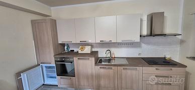 cucina con elettrodomestici 