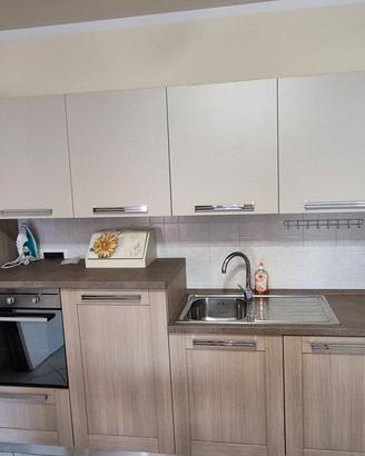 cucina con elettrodomestici 