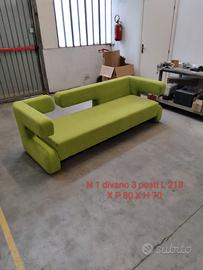 divano da sala d'attesa di un noto marchio