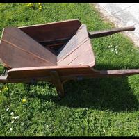 Carriola in legno ornamentale ristrutturata