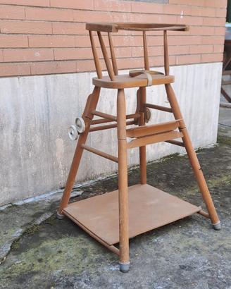 Seggiolone vintage in legno apribile