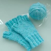 Guanti azzurri senza dita