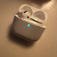 Apple AirPods 4 Sinistra e custodia di ricarica