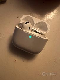 Apple AirPods 4 Sinistra e custodia di ricarica